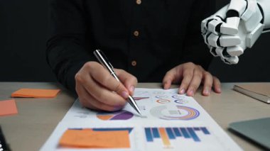 Geniş ölçekli bir atölyede katılımcılar, veri bulgularını damıtmak, stratejik pazarlama hedeflerine rehberlik etmek ve birleştirici bir iş planı oluşturmak için yapay zeka teknolojisini koz olarak kullanıyorlar. Noogenesis Yapay Zeka