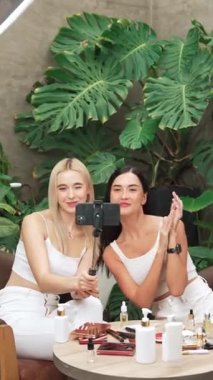 Yeşil bitki üzerine doğal güzellik ve kozmetik dersi yapan iki güzel içerik yaratıcısı bahçe videosunu terk ediyor. Güzellik blogcusu sosyal medyum izleyicilere güzellik hizmetinin nasıl uygulanacağını gösteriyor. Blithe