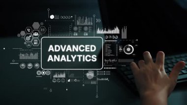 Karanlık Çevrede Veri Görselleştirme ve Klavyenin Üzerinde Elle Gelişmiş Analitik Kavram. Asemptotik akıllı veri analitiği.