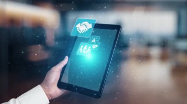 Kitle kaynak kullanımı işbirliği, fikir ve kitle kaynaklarına izin veriyor. Toplu kaynak kullanımı, topluluk güdümlü kitle kaynaklı katkılarla yeniliği destekliyor. Spire.