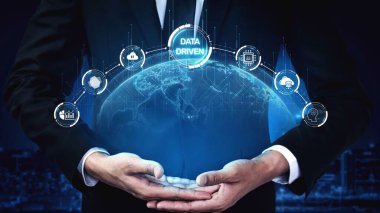 Veri güdümlü karar verme işi analitik, veri toplama ve yapay zeka sistemleri yoluyla güçlendirir. Veri güdümlü araçlar veri işleme ve veri görselleştirmesini veri platformları boyunca destekler. Muxer