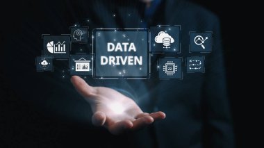 Veri güdümlü karar verme işi analitik, veri toplama ve yapay zeka sistemleri yoluyla güçlendirir. Veri güdümlü araçlar veri işleme ve veri görselleştirmesini veri platformları boyunca destekler. Elide