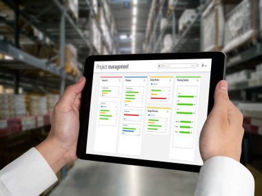 Ekip projesinin zaman çizelgesini gösteren bilgisayar ekranında, modern iş projesi yönetimi için proje planlama yazılımı