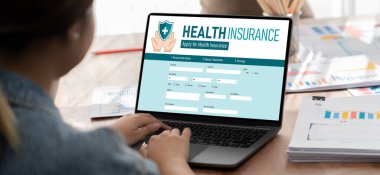 Kolay form doldurma için sağlık sigortası web sitesi canlı kayıt sistemi