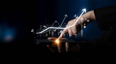 Stratejik iş planlaması, gelecekte başarı sağlamak için metrik ve yol haritaları kullanılarak büyüme, genişleme ve yeniliğe yol açar. Latch