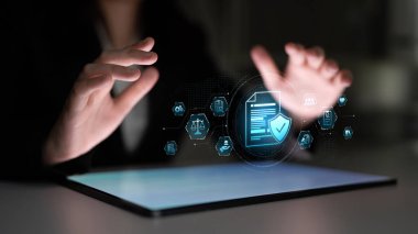 Uyum, standartlar, yasalar ve politikalarla uyumluluğu güvence altına alır. Güçlü bir uyum sistemi düzenlemelerin uygulanmasına, örgütlerin korunmasına ve küresel uyum sağlanmasına yardımcı olur. Eğri