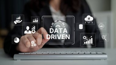 Veri güdümlü karar verme işi analitik, veri toplama ve yapay zeka sistemleri yoluyla güçlendirir. Veri güdümlü araçlar veri işleme ve veri görselleştirmesini veri platformları boyunca destekler. Eğri