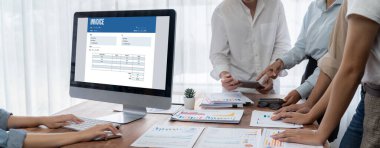 Muhasebe uygulamasından gelen fatura bilgisayar ekranında. Şirket işlerinin finans ve bütçesi için bilgisayar programı. canlı.