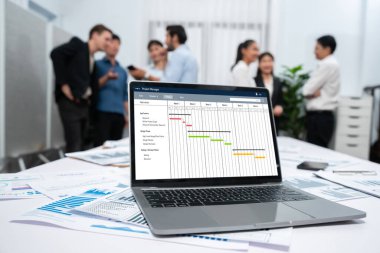 Ekip projesinin zaman çizelgesini gösteren bilgisayar ekranında canlı iş projesi yönetimi için proje planlama yazılımı