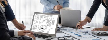 İş zekası ve veri analizi kavramı. Analizci ekibi laptop ekranında finansal veri analizi üzerinde çalışıyor. Etkili iş stratejik planlama için pazarlama göstergesi olarak. İçgörü