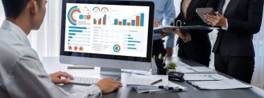 İş zekası ve veri analizi kavramı. Analizci ekibi laptop ekranında finansal veri analizi üzerinde çalışıyor. Etkili iş stratejik planlama için pazarlama göstergesi olarak. İçgörü