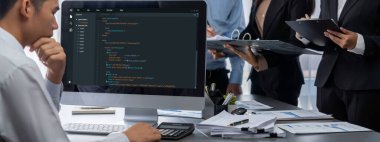 İş zekası ve veri analizi kavramı. Analizci ekibi laptop ekranında finansal veri analizi üzerinde çalışıyor. Etkili iş stratejik planlama için pazarlama göstergesi olarak. İçgörü