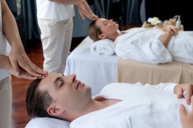 Kafkasyalı çift stres önleyici kafa masajının keyfini çıkarıyor ve lüks otellerde ya da otel spa salonlarında gündüz kaplıcalarında yüz güzelliği eğlencelerini şımartıyor. Sessiz.
