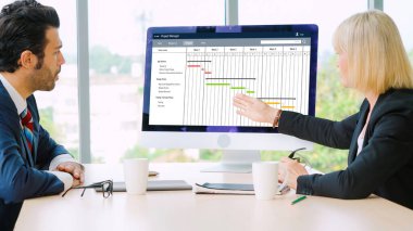 Ekip projesinin zaman çizelgesini gösteren bilgisayar ekranında, modern iş projesi yönetimi için proje planlama yazılımı