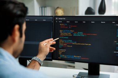 Bilgisayarda veri yazılım geliştirme satırlarını gösteren akıllı bilişim geliştiricisi, modern ofiste çalışan hedef müşteriye gösterilen uygulama programı güncelleme çevrimiçi web sayfası sistemi yaratıyor. Tahmin et..