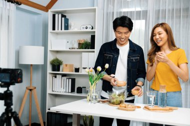 İki şef etkileyiciyle canlı yayında yemek pişirme programı. Video kameradaki özel kayıt için karışık salata ve giyinmeyi öğretiyorlar. Ekmek ekmeği, kepekli meze. İnfobahn.