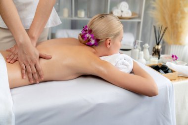 Kafkasyalı kadın müşteri stres önleyici spa masajının keyfini çıkarıyor ve lüks otel ya da oteldeki gündüz açık ortam güzellik salonunda güzellik teniyle eğleniyor. Sessiz.