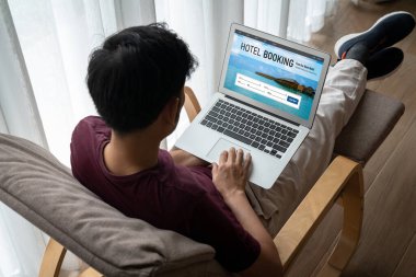 Çevrimiçi otel konaklama rezervasyon sitesi mod rezervasyon sistemi sağlar. Seyahat teknolojisi kavramı .