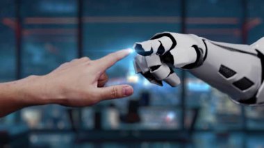 Modern bir ofiste dijital para birimi sembollerine uzanan bir insan eli ve robot el. Bu video küresel ekonomide finansal teknolojinin özünü yakalıyor. Auvana