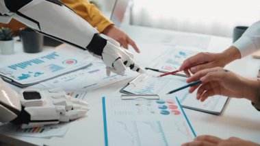 İş adamları, kurumsal planlamayı iyileştirmek ve pazarlama stratejilerini optimize etmek için yapay zeka kullanan analitik araçlar kullanıyorlar. Noogenesis Yapay Zeka