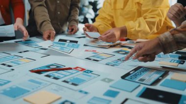 Değişik yaratıcı profesyonellerden oluşan bir grup, renkli prototipler ve dijital modellerle çevrili modern bir ofis ortamında işbirliği yaparak yenilikleri teşvik ediyor. SACTR