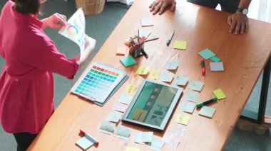 Yapışkan notlar üzerine yönetici yazma fikrinin en üst görüntüsü ve web tasarımı hakkındaki fikri açıkla. Profesyonel pazarlama ekibi ya da programcı renk paletli tablete bakarken beyin fırtınası fikri. Sempozyum.