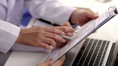 Hastane masasında birlikte çalışan ve tıbbi tedavi ya da sağlık hizmeti planlayan profesyonel bir grup. Takım çalışması başarılı hastalıklara ve hastalıklara yol açar. Ağır çekim. Katı.