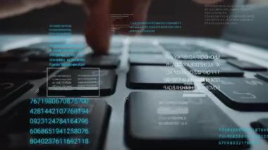Grafik kullanıcı arayüzü GUI hologramı ile dizüstü bilgisayar klavyesinde çalışan adam büyük veri bilimi teknolojisi, dijital ağ bağlantısı ve bilgisayar programlama algoritması kavramlarını gösteriyor. Topla