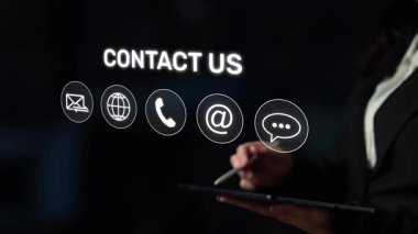 E- posta, web, telefon ve mesaj simgelerini gösteren UI konsepti. İletişim ve destek simgeleri iş iletişimini düzene sokmaya ve müşteri iletişim deneyimini geliştirmeye yardımcı olur. Muxer