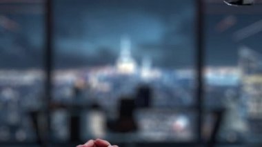 Modern bir dijital arayüze dayanan ve teknolojik işbirliği ve yeniliği sembolize eden bir insan elinin robotik kola uzanmasını gösteren büyüleyici bir video. Auvana