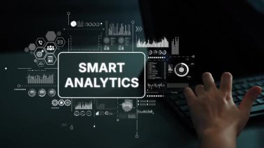 Klavyede Elle Karanlık Arkaplanda Grafikler, Grafikler ve Veri Görselleştirmeleri ile Akıllı Analitik Kavram. Asemptotik akıllı veri analitiği.