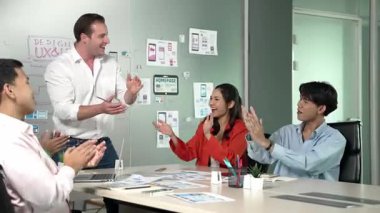 Profesyonel iş adamlarından oluşan bir grup sunumda el çırpıyor. Profesyonel Kafkas lideri, yaratıcı iş adamlarının elini çırpıyor. Başarılı bir takım. Yönlendirici.