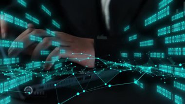 Bir iş adamı veri analizi yapar, bir dizüstü bilgisayarda gelişmiş görselleştirme araçları kullanır. Çalışma alanı, önemli eğilimleri ve anlayışları gösteren çeşitli grafik ve grafiklere sahiptir. Xenic