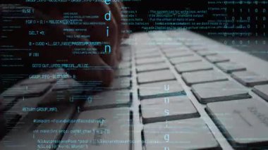 Arka planda, modern programlama ve dijital ilerlemenin özünü gösteren bir dizi kodun yer aldığı hızlı yazı gösteren bir klavyenin yakın çekimini yapın. Xenic