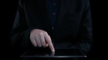 Bir iş adamı dijital tabletle etkileşime girer ve hedef sembolü veri görselleri ile gösterir. Bu görüntü, iş amaçlarına ve başarıya ulaşmak için modern stratejileri temsil etmektedir. Dörtgen