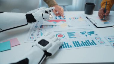 Danışmanlar yapay zeka veri analizleriyle, piyasa araştırmalarının optimize edilmesi, stratejik planlamanın geliştirilmesi ve pazarlama tekniklerinin rafine edilmesinde işbirliği yaparlar. Noogenesis Yapay Zeka