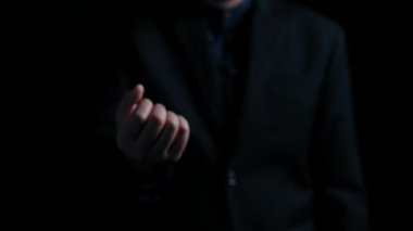 Bir işadamı, analitik, finans ve verimlilik iyileştirme fikirlerini sembolize eden grafikler ve simgelerin yer aldığı maliyet azaltma stratejilerinin dijital görselleştirmesini sergiliyor. Dörtgen