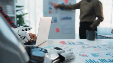 İş dünyasından profesyoneller yapay zeka analitiğini araştırma, pazarlama stratejilerini geliştirme ve kesin, veriye dayalı iş planlamasını güvence altına alma konularına dahil ederler. Noogenesis Yapay Zeka