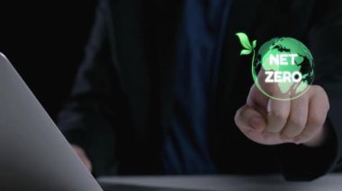 Bu büyüleyici görüntü, parlayan bir dünya ve çeşitli çevresel ikonlar aracılığıyla net sıfır kavramını gözler önüne seriyor ve günümüzde sürdürülebilirliğin önemini vurguluyor. Dörtgen