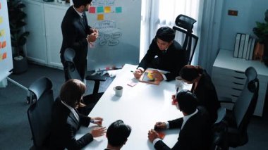 Üst düzey pazarlama ekibi beyin fırtınası fikri. Bu arada yönetici yönetici de beyaz tahta yazıp toplantı odasında finansal strateji planlıyor. Bir grup farklı insan problemi çözmek için birlikte çalışıyor. Müdürlük.