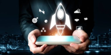 Roket, strateji, analiz, takım çalışması ve başarı simgeleriyle çevrili iş büyümesini ve girişimi başlatmasını temsil ediyor. EIDE