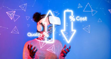 Sanal gerçeklik teknolojisini kullanarak iş maliyetlerini azaltma ve finansal optimizasyon stratejilerini araştıran bir kadın. Görüntü, kalite iyileştirme ve tasarruf maliyeti kavramlarını gösteriyor. XDMCP