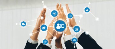 Dijital pazarlama ikonlarıyla çevrili, çağdaş iş ortamında işbirliğini, yeniliği ve başarıyı sembolize eden dinamik bir el sahnesi. Dostluk