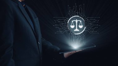 Adalet ölçeğini gösteren fütürist dijital hukuk arayüzü, dijital hukukun altını çizen, AI uyumu, dijital hukuk sistemleri ve güvenli yönetim için dijital hukuk düzenlemeleri. Elide