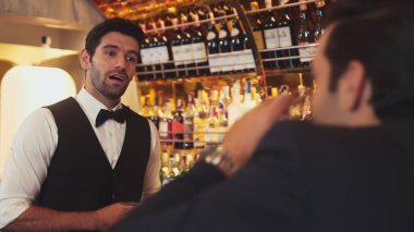 Lüks barlarda içki hazırlayan akıllı barmenlere odaklanırken aynı zamanda canlı ışıklandırma atmosfer şişesi ve bar arka planındaki VIP müşterilerle canlı sohbetler. Vinosity.