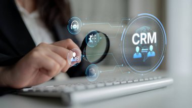 CRM platformları veri analizi, CRM iletişim araçları ve otomasyon yoluyla müşteri ilişkilerini geliştirir. CRM sistemleri müşteri yönetimi, izleme ve CRM ilişki başarısını destekler. Eğri