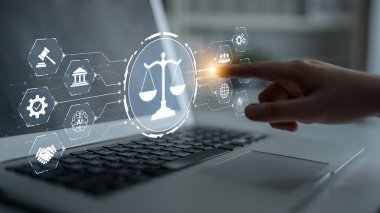 Adalet ölçeğini gösteren fütürist dijital hukuk arayüzü, dijital hukukun altını çizen, AI uyumu, dijital hukuk sistemleri ve güvenli yönetim için dijital hukuk düzenlemeleri. Eğri