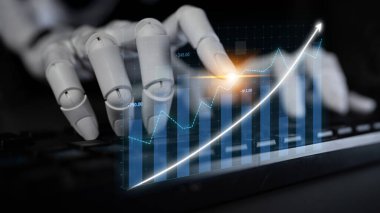 Dinamik grafikler ve grafikler teknoloji ve maliyenin kesişimini gösteren veri büyümesi ve analizleri gösterirken, bir robotik el klavyeye yazı yazar. Etki