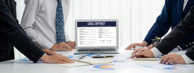 Dijital yasal sözleşme, bilgisayar ekranındaki koşulları ve şartları, gelecekteki ticari hareketlilik anlaşması için çevrimiçi dijital imzaya hazır hale getirir.