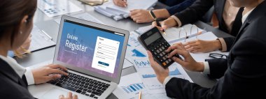 İş zekası ve veri analizi kavramı. Analizci ekibi laptop ekranında finansal veri analizi üzerinde çalışıyor. Etkili iş stratejik planlama için pazarlama göstergesi olarak. İçgörü